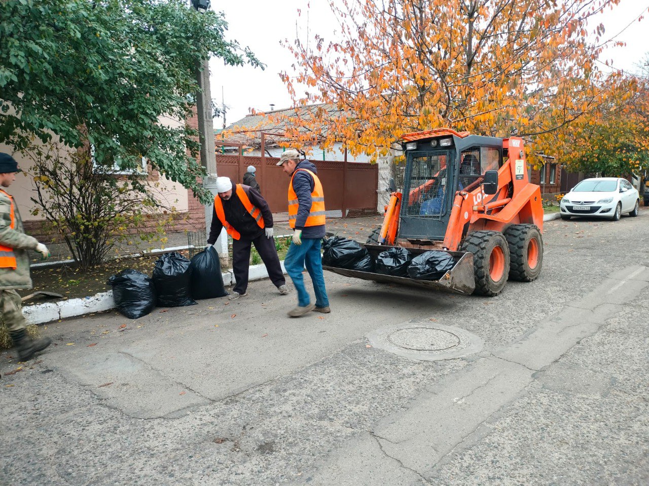 Уборка наносного мусора и опавшей листвы по ул. Московской Уборка наносного мусора и опавшей листвы по ул. Московской