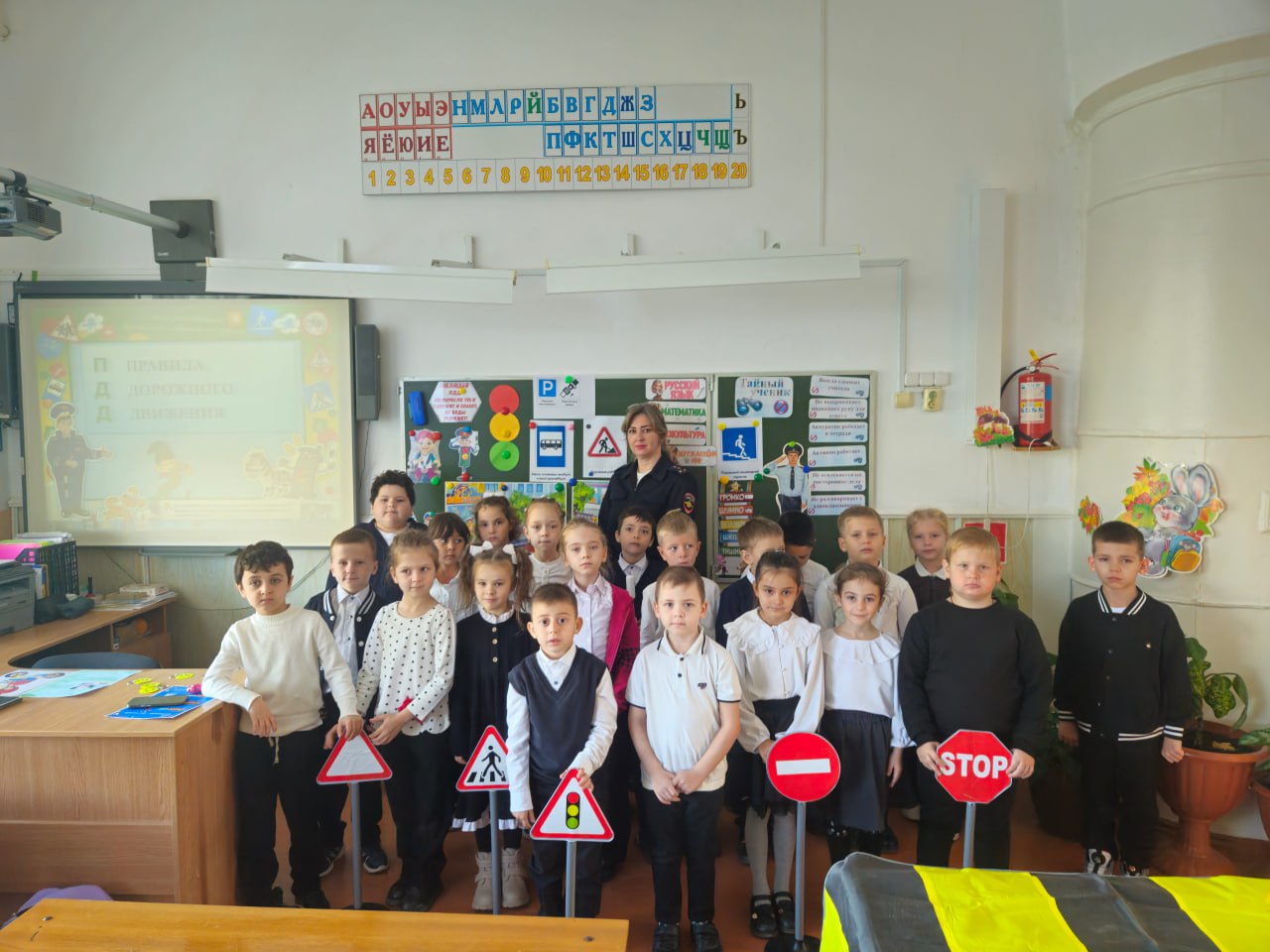 После осенних каникул автоинспекторы уделяют особое внимание проведению профилактической работы с несовершеннолетними в школах После осенних каникул автоинспекторы уделяют особое внимание проведению профилактической работы с несовершеннолетними в школах