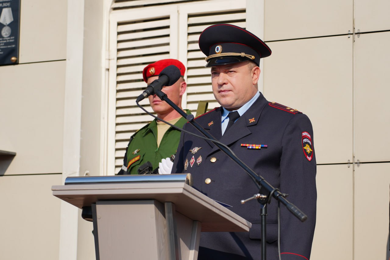 В Новороссийске открыли мемориальную доску герою-полицейскому Виктору Беззубову В Новороссийске открыли мемориальную доску герою-полицейскому Виктору Беззубову