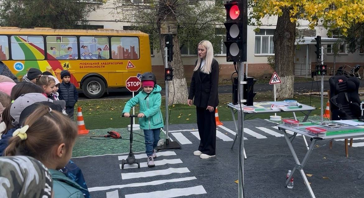 Весёлый урок безопасности: в детском саду №14 г. Анапы прошёл праздник дорожных знаний! Весёлый урок безопасности: в детском саду №14 г. Анапы прошёл праздник дорожных знаний!