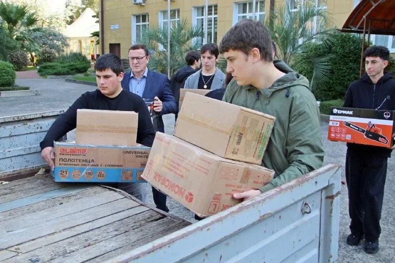 Сочинский институт РУДН отправил очередную партию гуманитарной помощи военнослужащим, задействованным в специальной военной операции Сочинский институт РУДН отправил очередную партию гуманитарной помощи военнослужащим, задействованным в специальной военной операции