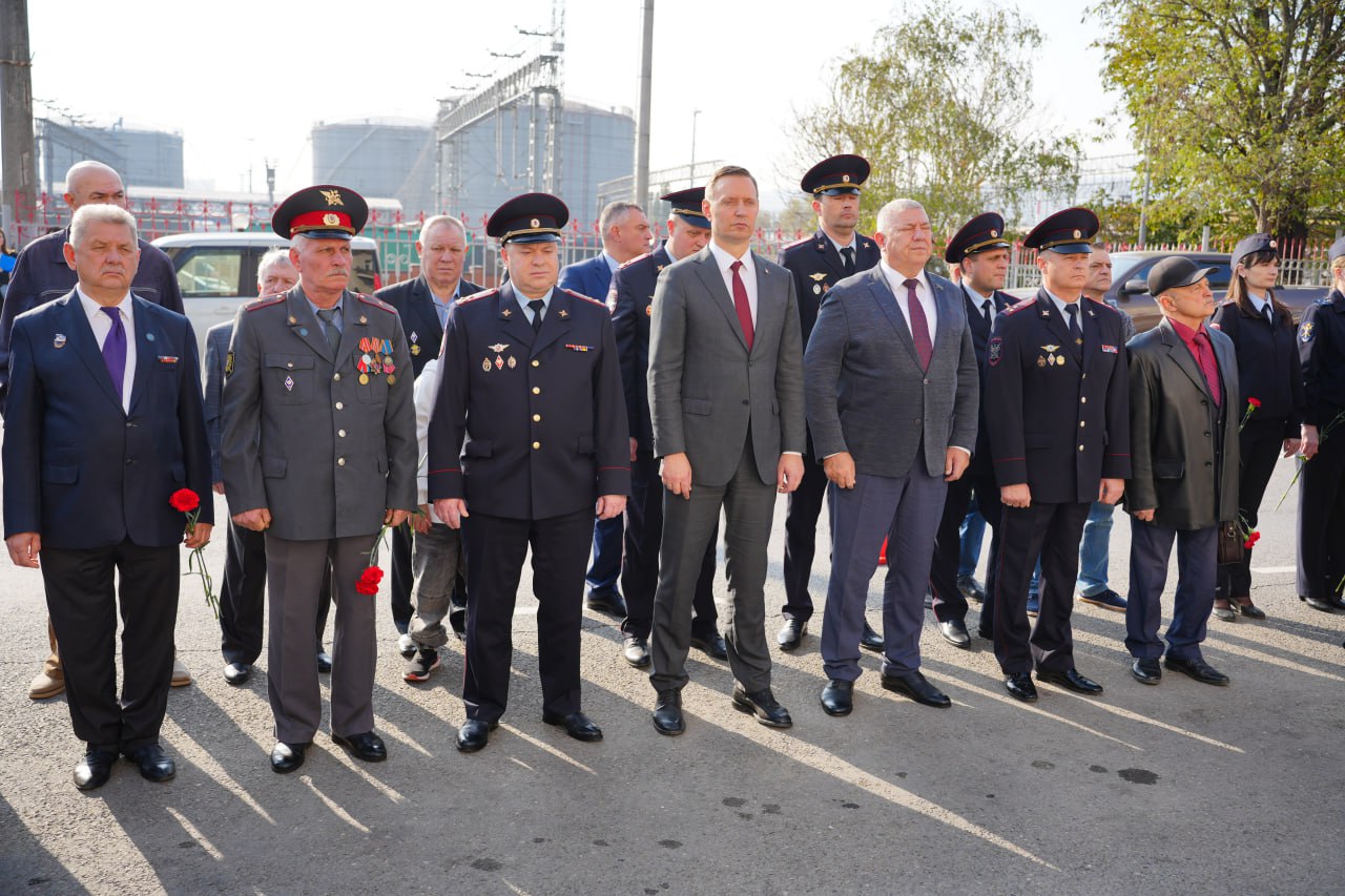 В Новороссийске открыли мемориальную доску герою-полицейскому Виктору Беззубову В Новороссийске открыли мемориальную доску герою-полицейскому Виктору Беззубову