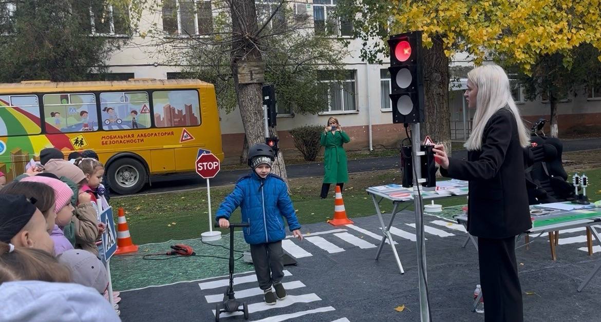 Весёлый урок безопасности: в детском саду №14 г. Анапы прошёл праздник дорожных знаний! Весёлый урок безопасности: в детском саду №14 г. Анапы прошёл праздник дорожных знаний!