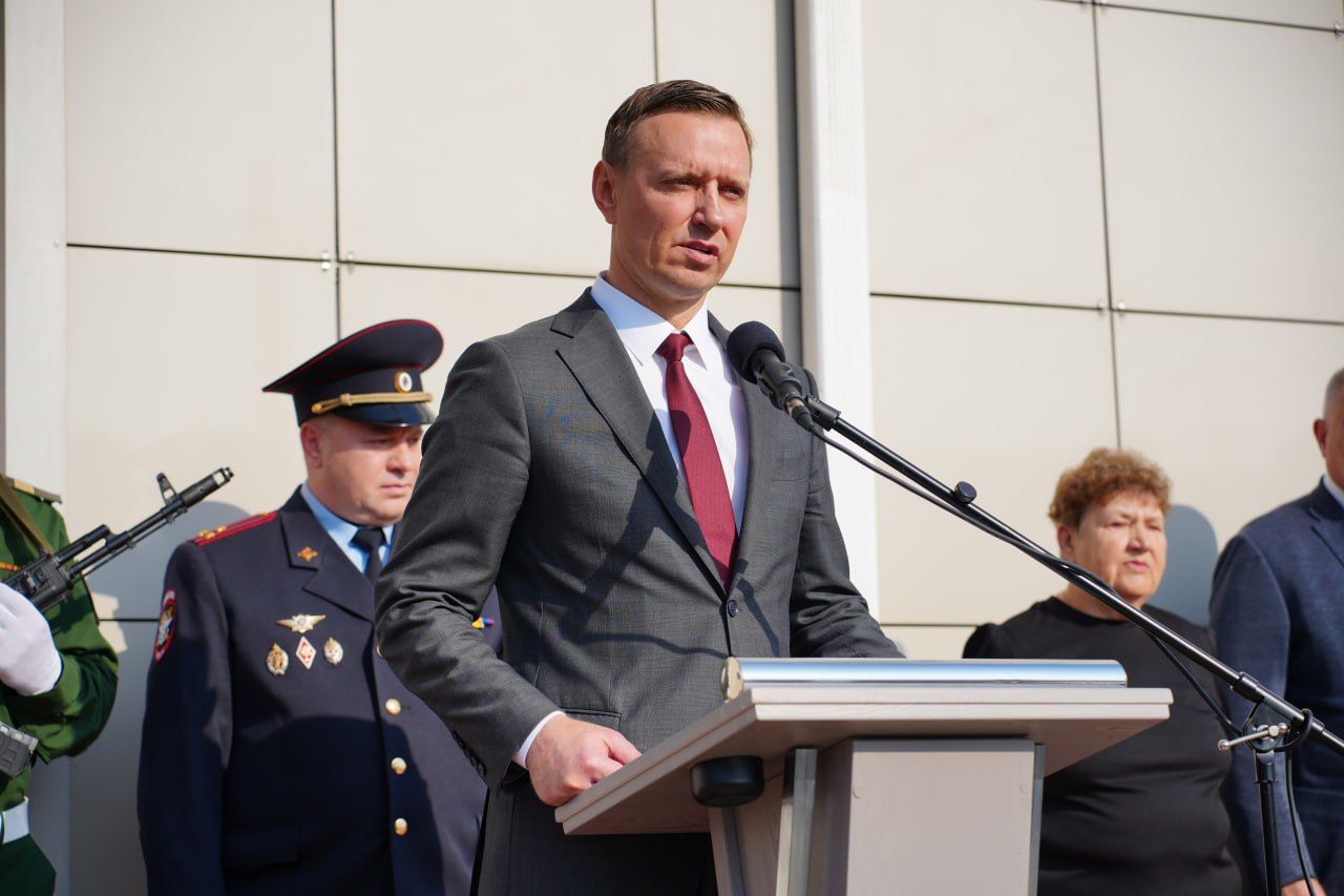 В Новороссийске открыли мемориальную доску герою-полицейскому Виктору Беззубову В Новороссийске открыли мемориальную доску герою-полицейскому Виктору Беззубову