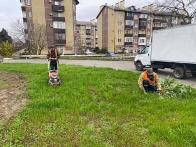 Покос сорной растительности на пересечении улиц Красной и Коммунистической (кольцо), по ул. Коммунистической, от ул. Щорса до ул. Красной и уборка скошенной травы
