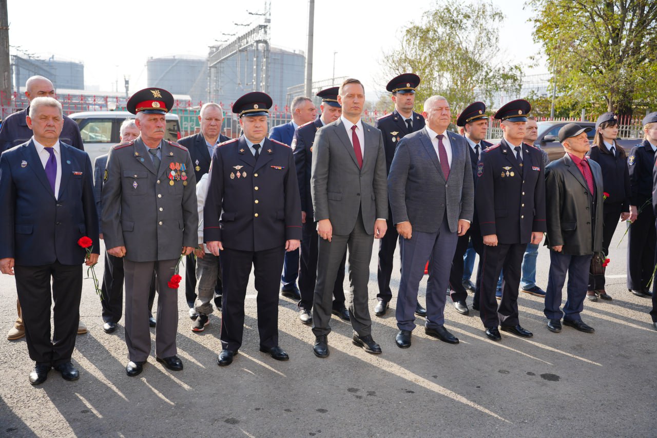 В Новороссийске открыли мемориальную доску герою-полицейскому Виктору Беззубову В Новороссийске открыли мемориальную доску герою-полицейскому Виктору Беззубову