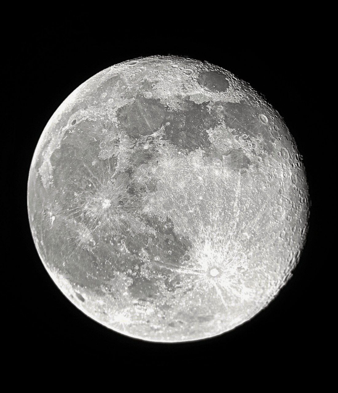 Огромная луна, взошедшая над Краснодаром, порадовала жителей четкостью