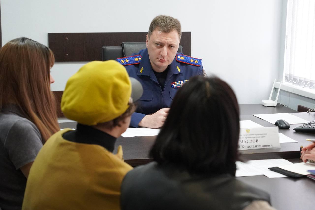 Руководитель краевого следственного управления СК России провел выездной прием граждан в Крымске Руководитель краевого следственного управления СК России провел выездной прием граждан в Крымске