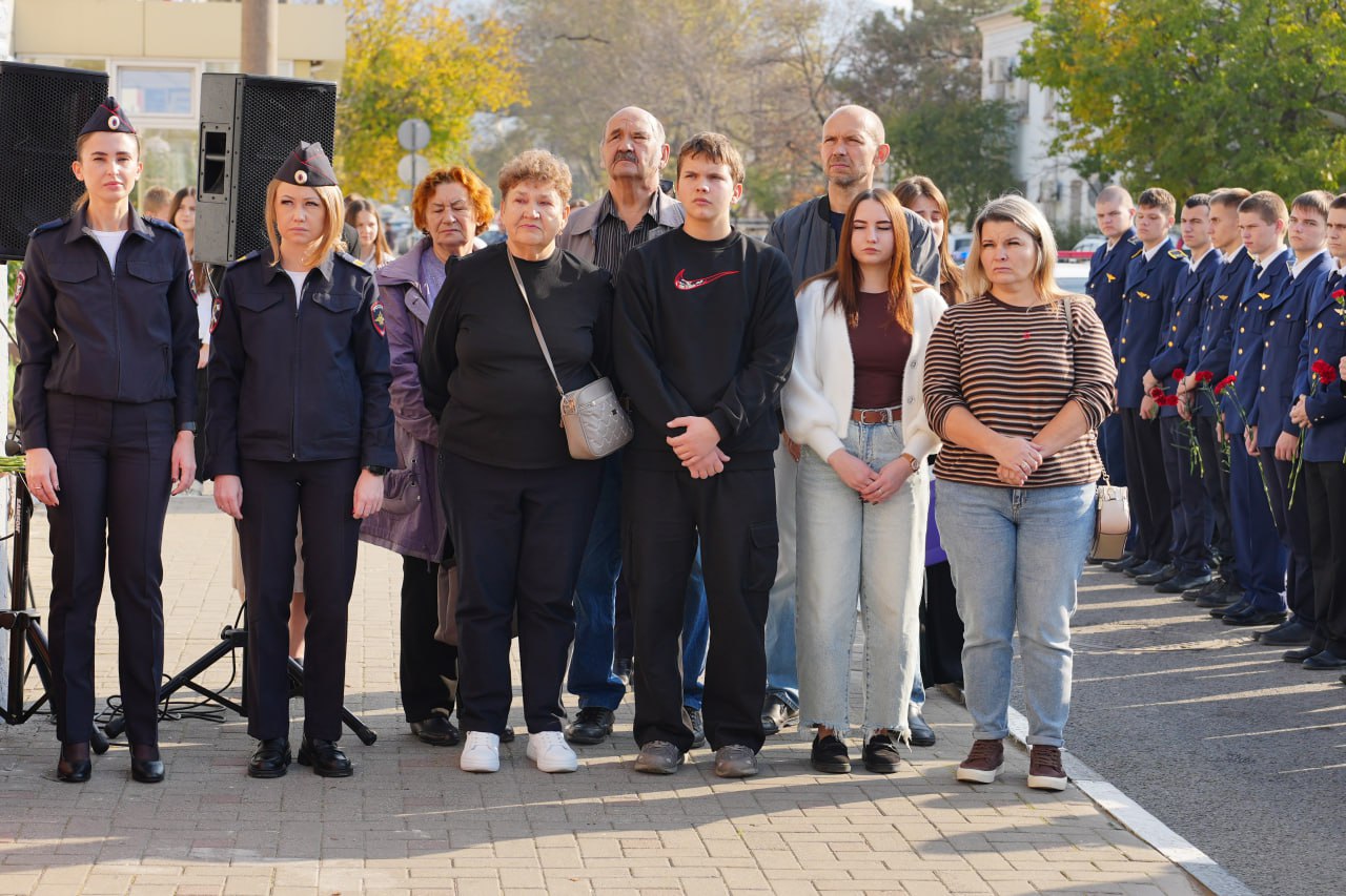 В Новороссийске открыли мемориальную доску герою-полицейскому Виктору Беззубову В Новороссийске открыли мемориальную доску герою-полицейскому Виктору Беззубову