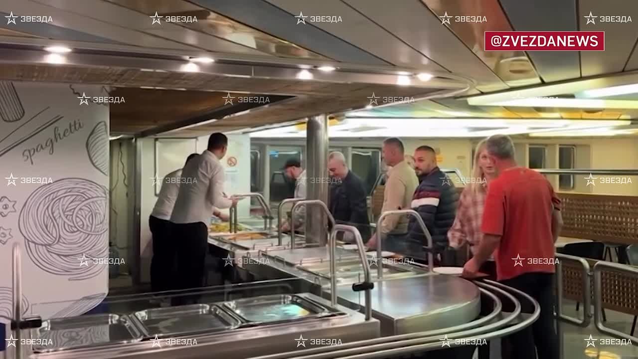 Еды для туристов на пароме, застрявшем в порту Сочи, хватит на несколько дней, рассказал "Звезде" гендиректор морской компании, генерального агента парома Seabridge Сергей Туркменян