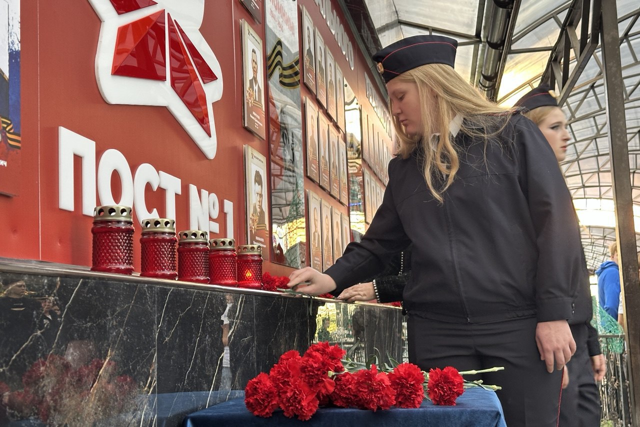 В Анапском индустриальном техникуме установили именную табличку погибшему в зоне СВО Никите Гедуш В Анапском индустриальном техникуме установили именную табличку погибшему в зоне СВО Никите Гедуш