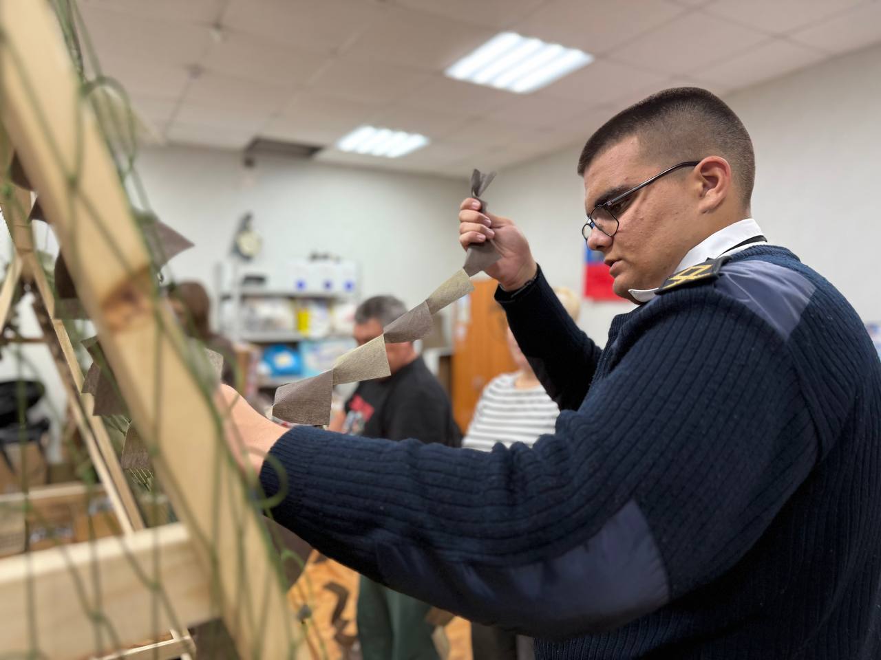 Курсанты и выпускники Морского университета им. адм. Ф.Ф. Ушакова сплели маскировочные сети для бойцов