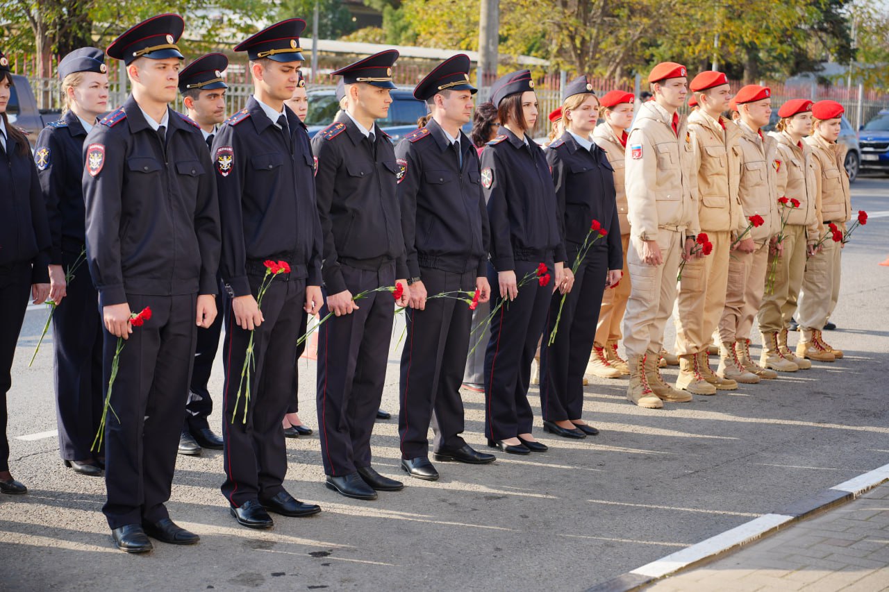 В Новороссийске открыли мемориальную доску герою-полицейскому Виктору Беззубову В Новороссийске открыли мемориальную доску герою-полицейскому Виктору Беззубову
