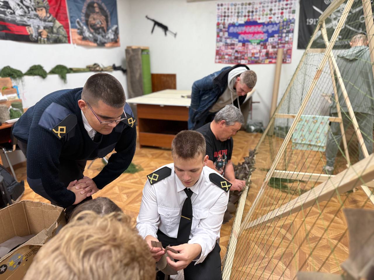 Курсанты и выпускники Морского университета им. адм. Ф.Ф. Ушакова сплели маскировочные сети для бойцов Курсанты и выпускники Морского университета им. адм. Ф.Ф. Ушакова сплели маскировочные сети для бойцов