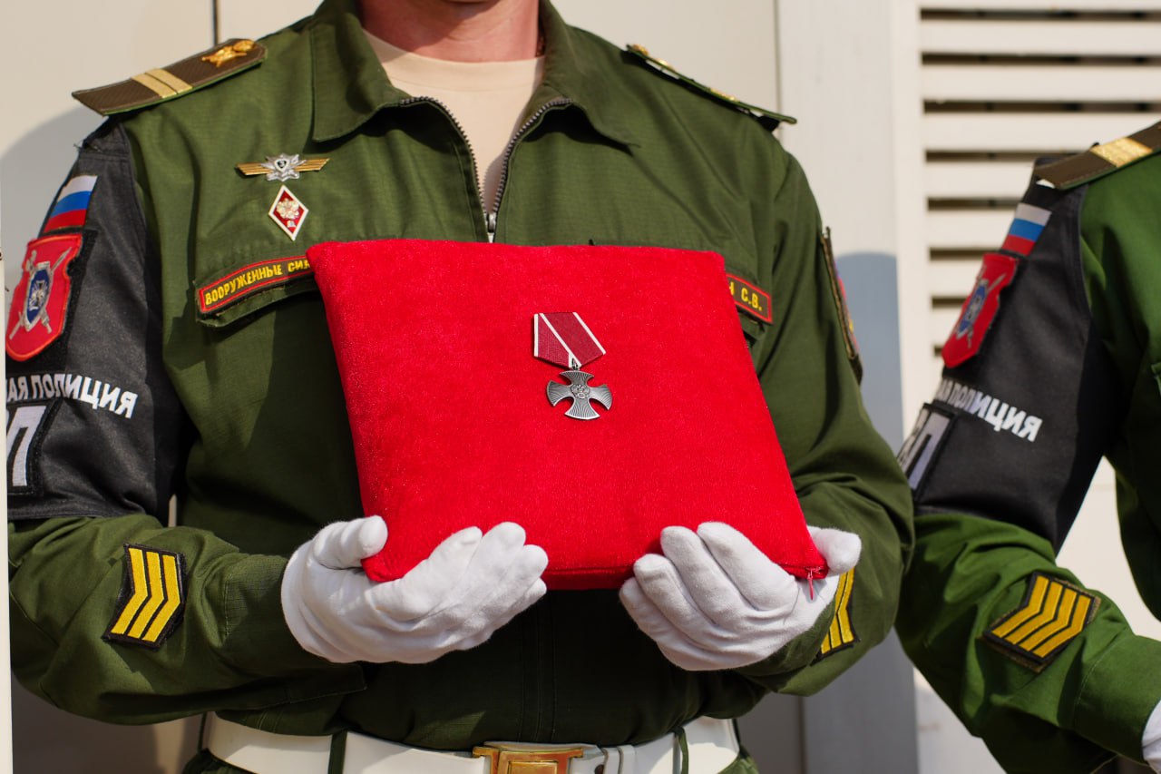 В Новороссийске открыли мемориальную доску герою-полицейскому Виктору Беззубову В Новороссийске открыли мемориальную доску герою-полицейскому Виктору Беззубову