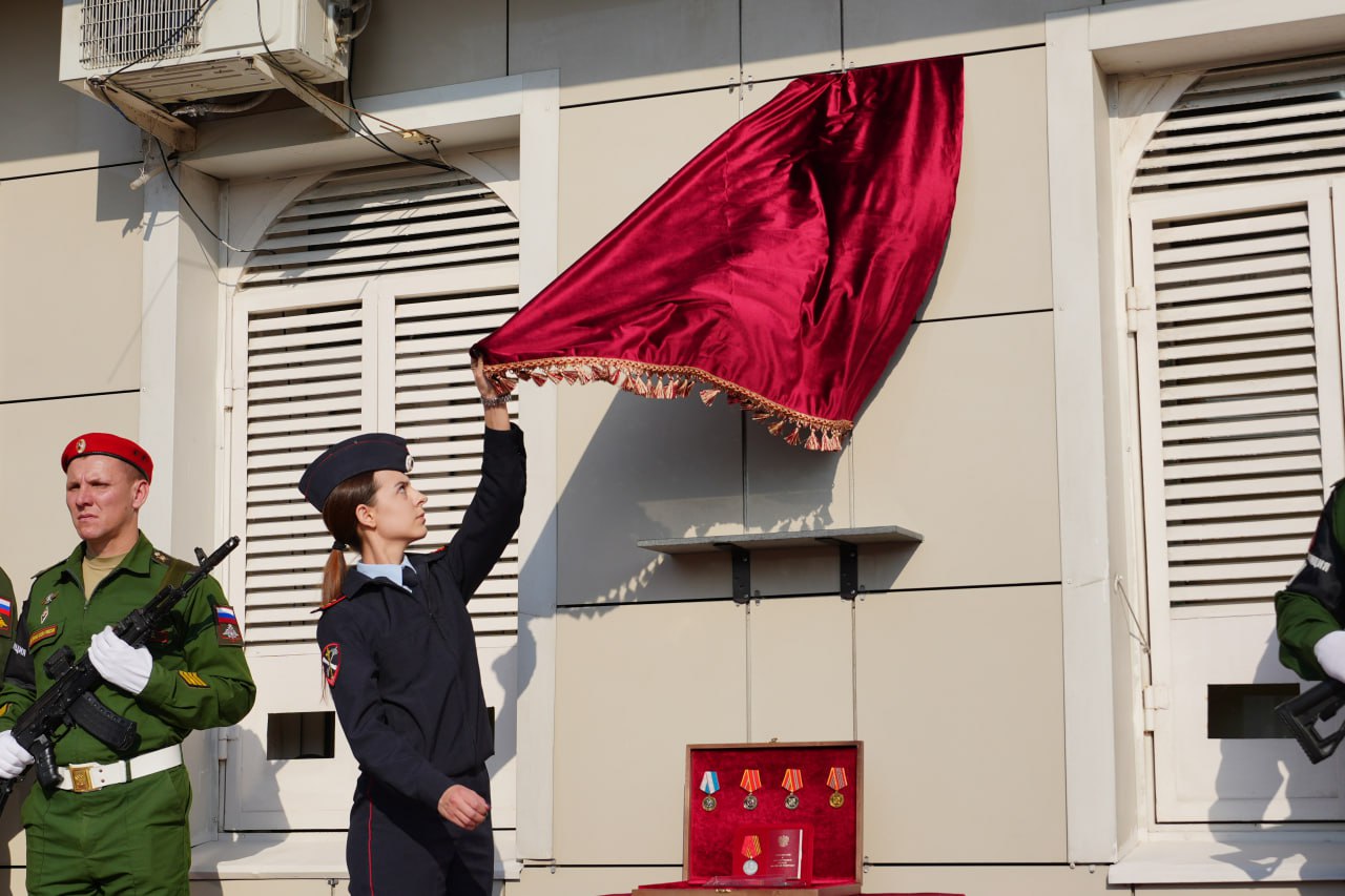 В Новороссийске открыли мемориальную доску герою-полицейскому Виктору Беззубову В Новороссийске открыли мемориальную доску герою-полицейскому Виктору Беззубову