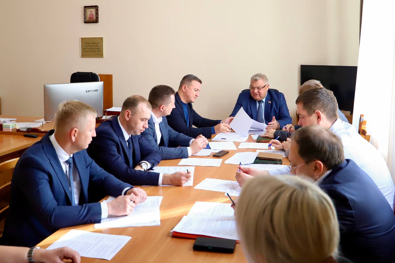 Председатель комитета ЗСК по вопросам промышленности, строительства и жилищно-коммунального хозяйства Владимир Лыбанев провел совещание