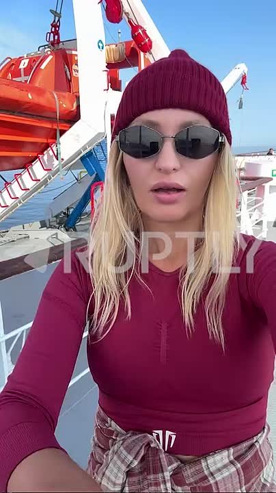 «У людей работа, дела, погорели билеты. Развлечений, казино, игровых автоматов, дьюти-фри здесь нет», — пассажирка Татьяна рассказала про обстановку на борту турецкого парома Seabridge, застрявшего у берегов Сочи