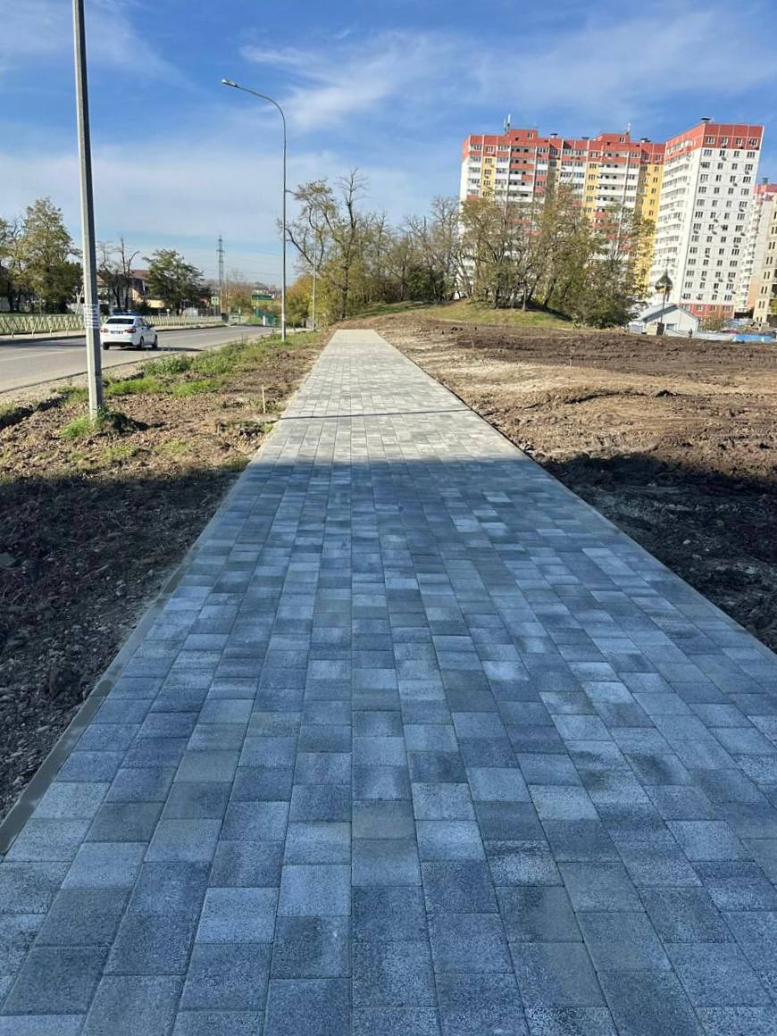В Краснодаре новый тротуар соединил улицу имени Валерия Гассия с Николаевским бульваром