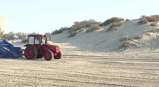 В Анапе продолжается механизированная очистка побережья