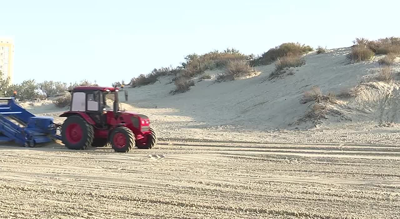 В Анапе продолжается механизированная очистка побережья