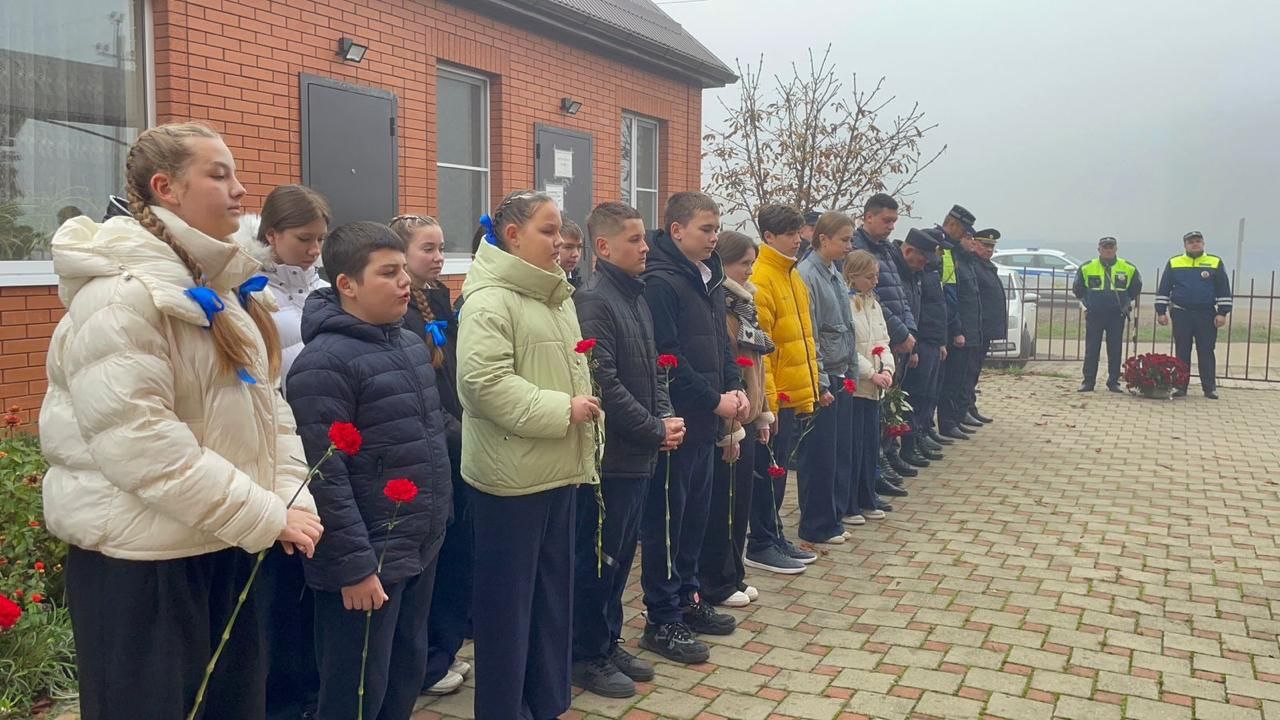 В Северском районе почтили память погибших при исполнении служебных обязанностей В Северском районе почтили память погибших при исполнении служебных обязанностей