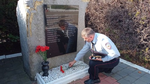 Транспортные полицейские Анапы, ветераны и общественники почтили память коллег, погибших при исполнении служебного долга