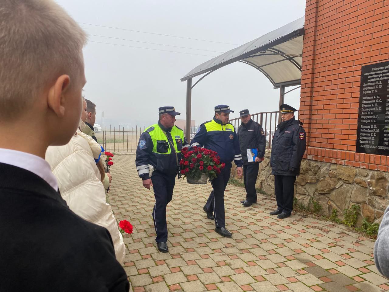 В Северском районе почтили память погибших при исполнении служебных обязанностей В Северском районе почтили память погибших при исполнении служебных обязанностей