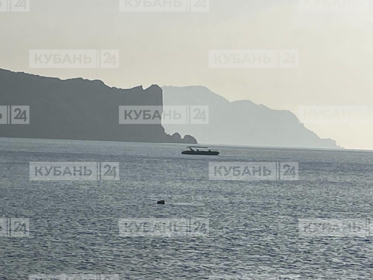 Дрейфующую в Черном море лодку «Мадагаскар» притянули в Крым