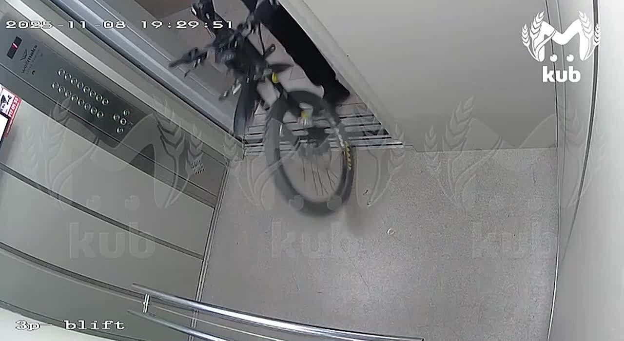 Электровелосипед загорелся в лифте дома на ГМР