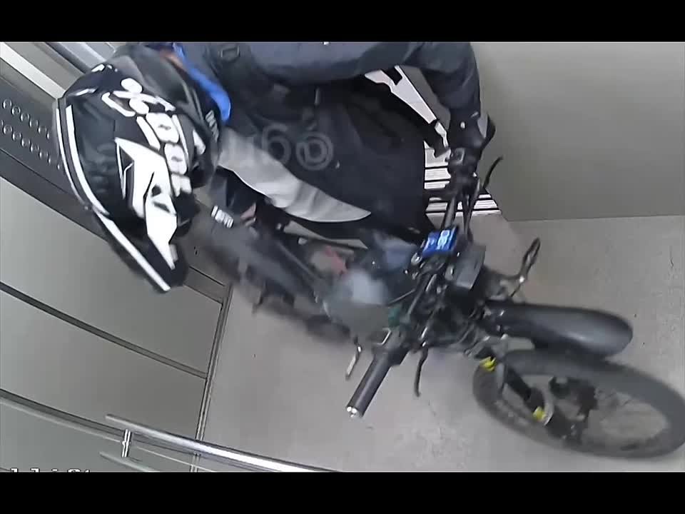 Электровелосипед вспыхнул в лифте