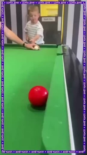 Двухлетний вундеркинд покорил соцсети своим бильярдным мастерством