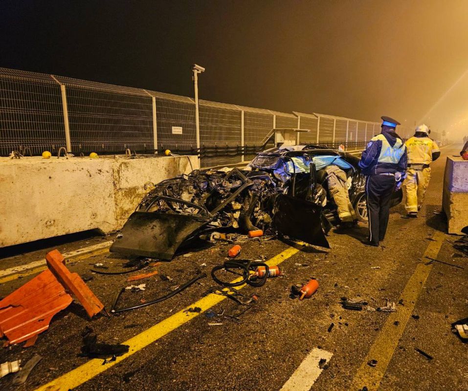 Легковушка влетела в ограждение и опрокинулась на Крымском мосту: Погибло два человека