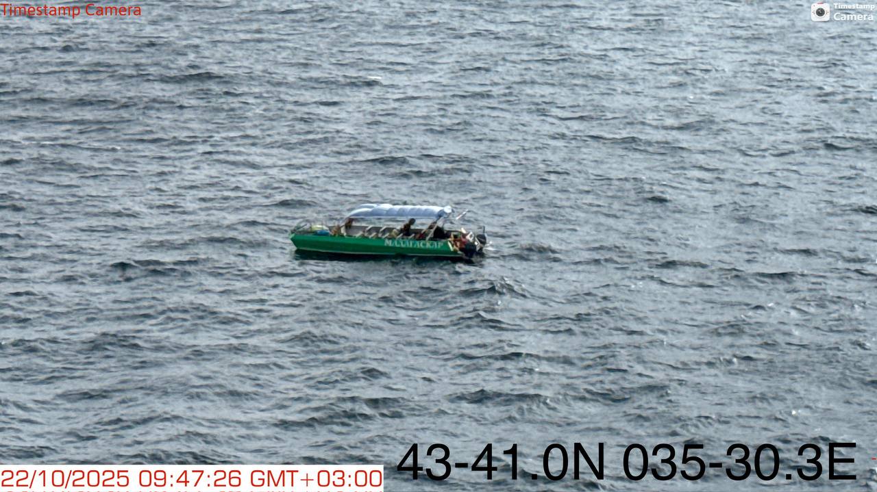 Дрейфующую в Черном море лодку «Мадагаскар» притянули в Крым Дрейфующую в Черном море лодку «Мадагаскар» притянули в Крым