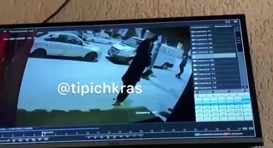 В Краснодаре женщина выбросила гирлянду из российских флагов