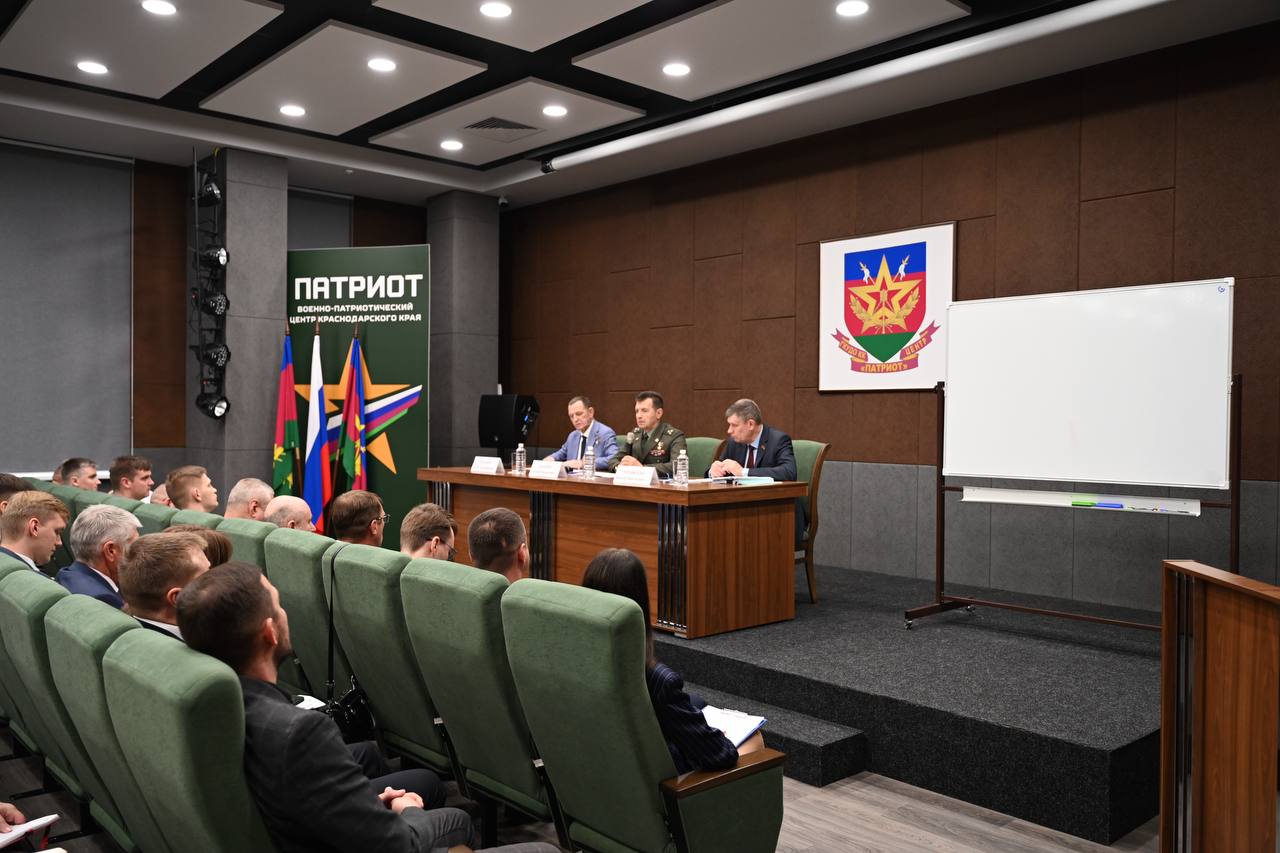 По поручению председателя ЗСК Юрия Бурлачко в военно-патриотическом центре «Патриот» имени Героя РФ, генерала армии В.Г. Казанцева состоялось выездное заседание трех комитетов: по военным вопросам; по вопросам науки и...