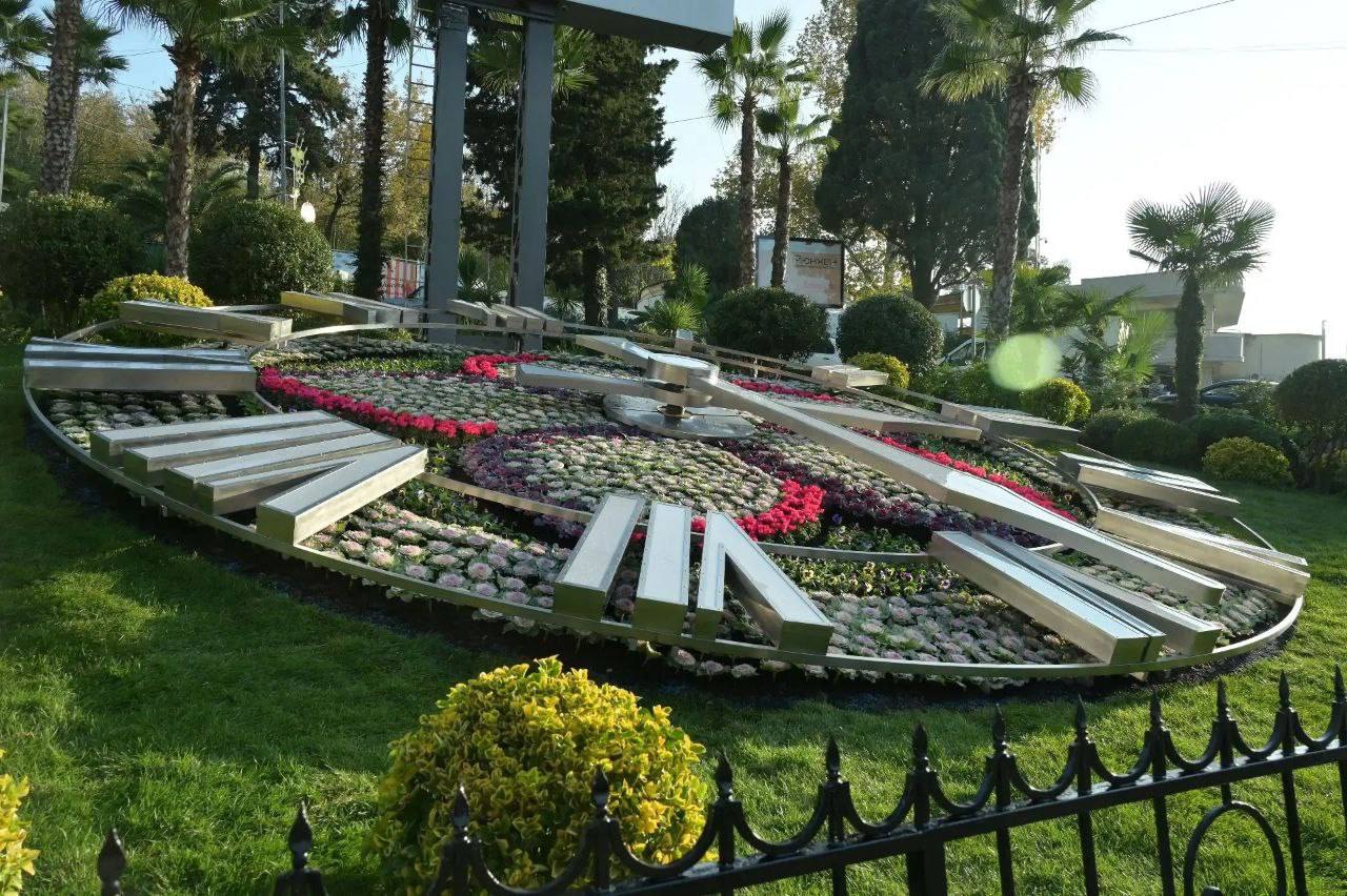 В Сочи обновили знаменитые цветочные часы! В Сочи обновили знаменитые цветочные часы!