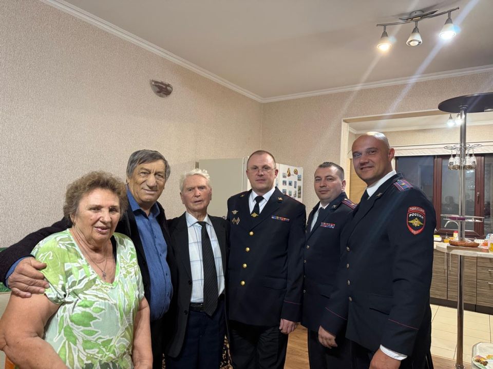 Транспортные полицейские поздравили ветеранов Белореченского ЛОП с Днем сотрудника ОВД РФ