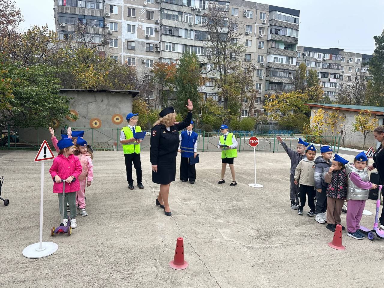 ЮИДовцы СОШ №12 г. Новороссийска совместно с начальником отделения по пропаганде БДД провели для воспитанников д/с №66 познавательно- развлекательную программу «Юные знатоки дорожной безопасности» ЮИДовцы СОШ №12 г. Новороссийска совместно с начальником отделения по пропаганде БДД провели для воспитанников д/с №66 познавательно- развлекательную программу «Юные знатоки дорожной безопасности»