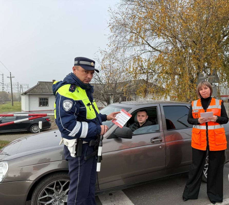 Сотрудники Госавтоинспекции Темрюкского района совместно с представителем отдела дорожного хозяйства, а также начальником Старотитаровской дистанции было проведено профилактическое мероприятие «Внимание переезд»