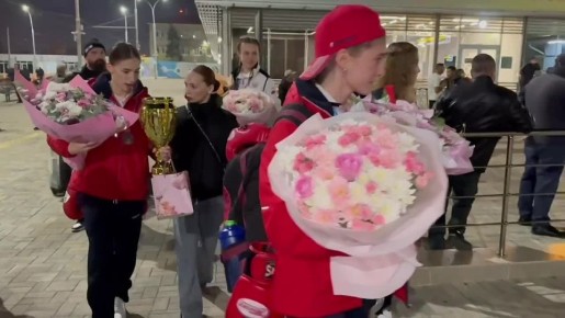 Чемпионки вернулись домой. В аэропорту Краснодара торжественно встретили спортсменок, выступивших с большим успехом на первенстве Европы по боксу