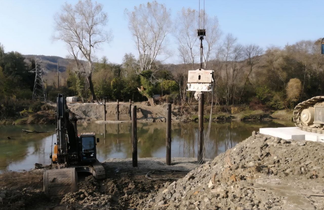 В Лермонтово начали строить временный пешеходный мост через реку Шапсухо