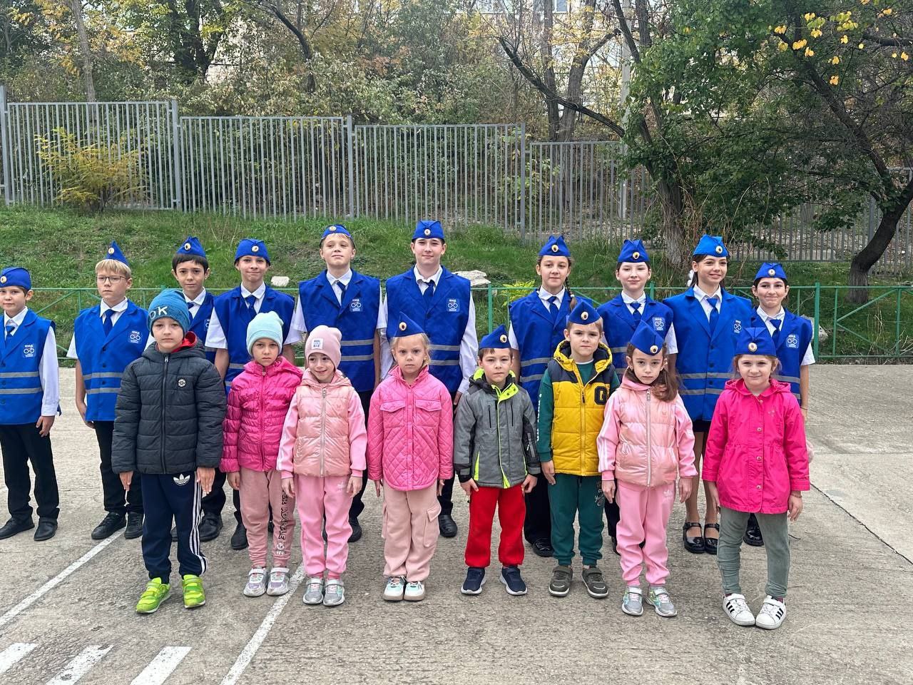 ЮИДовцы СОШ №12 г. Новороссийска совместно с начальником отделения по пропаганде БДД провели для воспитанников д/с №66 познавательно- развлекательную программу «Юные знатоки дорожной безопасности» ЮИДовцы СОШ №12 г. Новороссийска совместно с начальником отделения по пропаганде БДД провели для воспитанников д/с №66 познавательно- развлекательную программу «Юные знатоки дорожной безопасности»