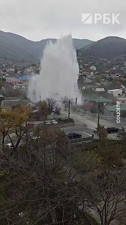 В Новороссийске прорвало водопровод, обеспечивающий подачу воды городу и прилегающим районам