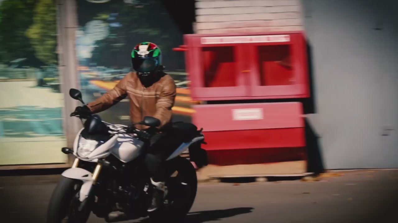 Байкер и мотополицейский. Что между ними общего? Любовь к дороге и виртуозное владение техникой!