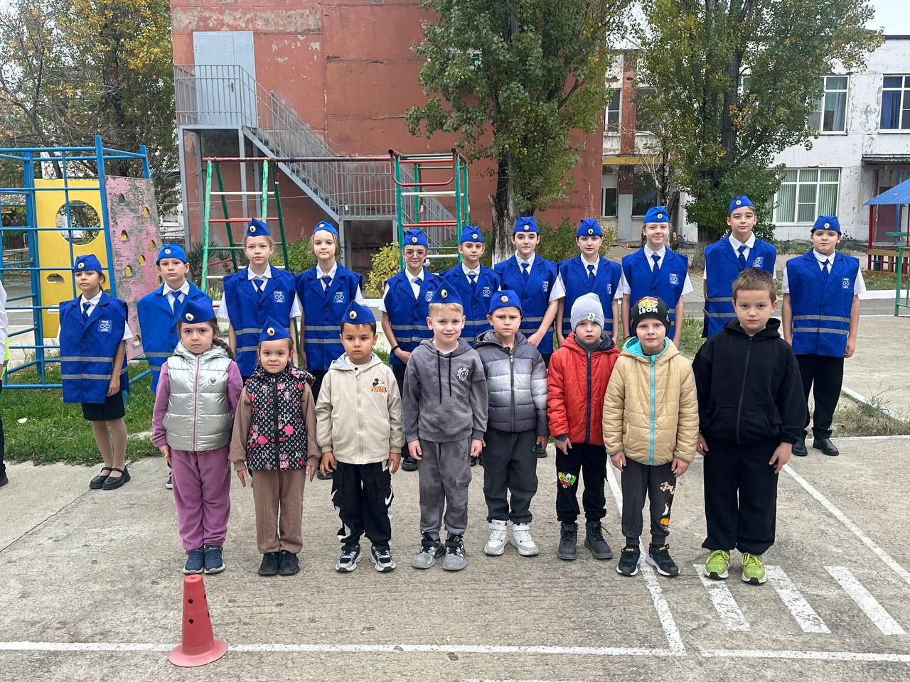 ЮИДовцы СОШ №12 г. Новороссийска совместно с начальником отделения по пропаганде БДД провели для воспитанников д/с №66 познавательно- развлекательную программу «Юные знатоки дорожной безопасности» ЮИДовцы СОШ №12 г. Новороссийска совместно с начальником отделения по пропаганде БДД провели для воспитанников д/с №66 познавательно- развлекательную программу «Юные знатоки дорожной безопасности»