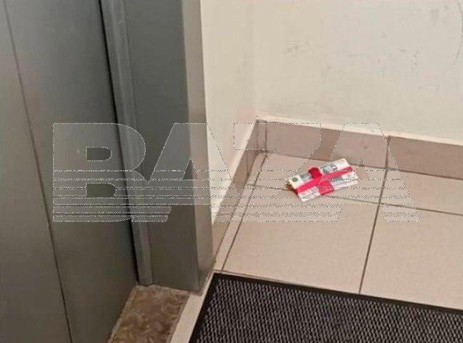 Еще одну пачку денег с подарочной лентой нашли в Митино в подъезде дома на Пенягинской улице