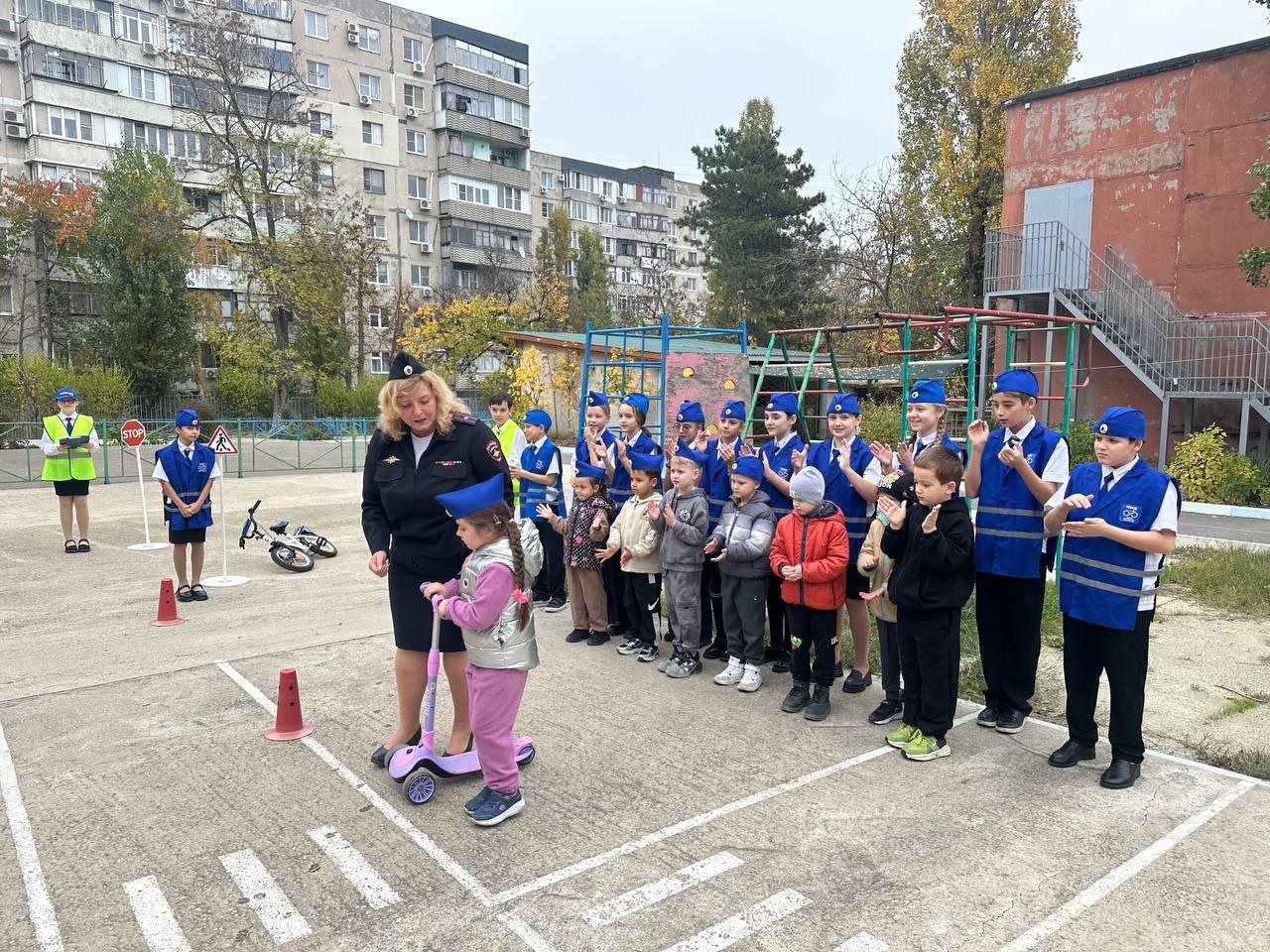 ЮИДовцы СОШ №12 г. Новороссийска совместно с начальником отделения по пропаганде БДД провели для воспитанников д/с №66 познавательно- развлекательную программу «Юные знатоки дорожной безопасности» ЮИДовцы СОШ №12 г. Новороссийска совместно с начальником отделения по пропаганде БДД провели для воспитанников д/с №66 познавательно- развлекательную программу «Юные знатоки дорожной безопасности»