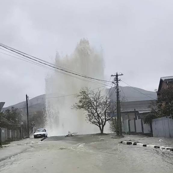 Огромная стена из воды появилась посреди улицы в Новороссийске: на магистральном водоводе случилась авария, на месте бригады Водоканала Огромная стена из воды появилась посреди улицы в Новороссийске: на магистральном водоводе случилась авария, на месте бригады Водоканала