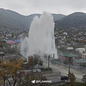 В Новороссийске из-за прорыва трубы появился огромный фонтан